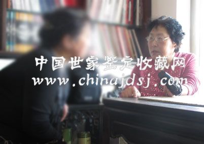 故宫博物院研究员 杂项鉴定专家 刘静 正在为藏友进行鉴定